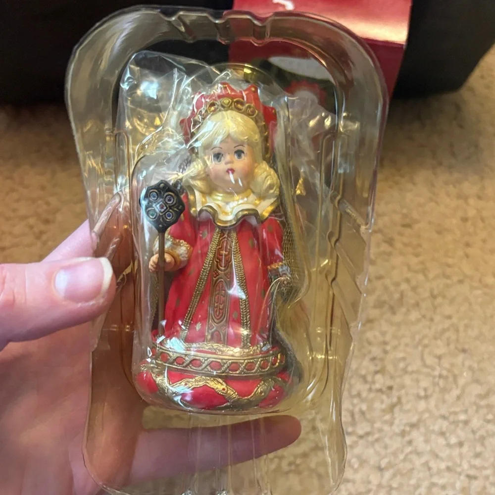 Hallmark Keepsake Red Queen Doll Ornament - Alice in Wonderland
